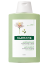KLORANE Shampoing Antipelliculaire au Myrte - Bouteille verte et blanche avec une fleur sur l'étiquette.
